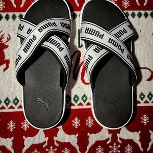 PUMA platform cross slides size 9.5 black and white